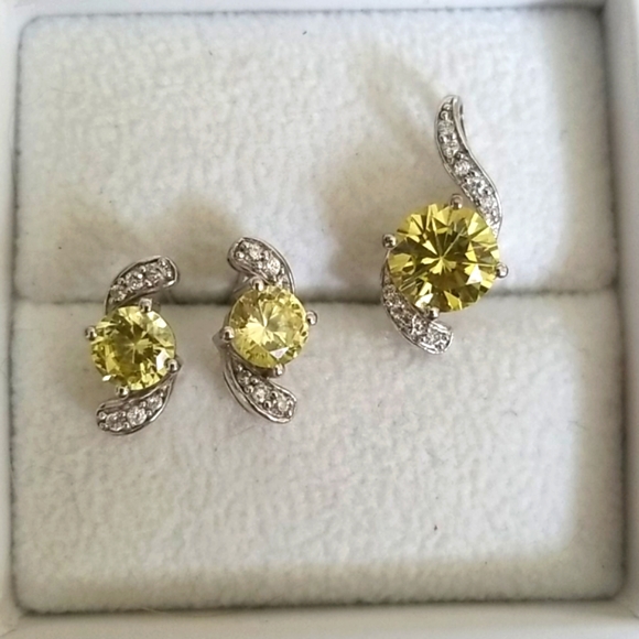 Jewelry - Earring & Pendant Set